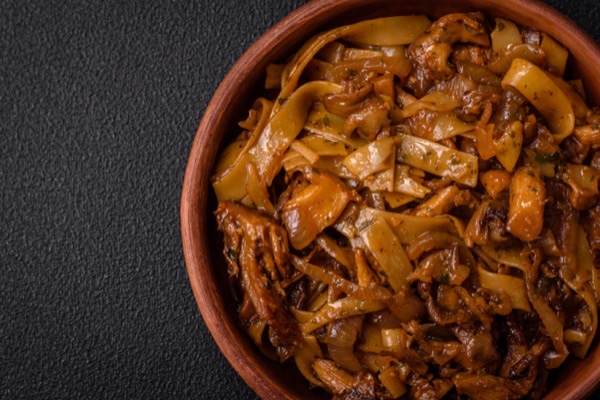 A vibrant platter of Sri Lankan kottu roti served with accompaniments